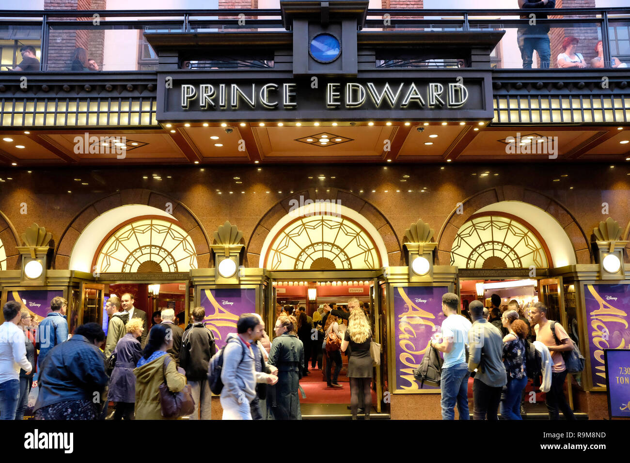 Una vista ravvicinata di Prince Edward Theatre di notte Foto Stock