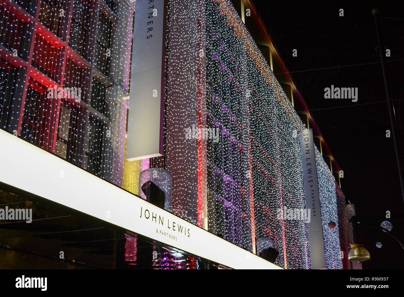 Una festosa cercando John Lewis department store in London Oxford Street prima di Natale Foto Stock