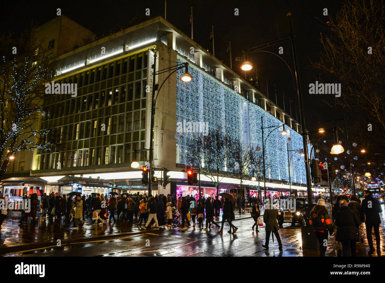 John Lewis department store in London Oxford Street - londinesi di shopping per occasioni last minute prima di Natale Foto Stock