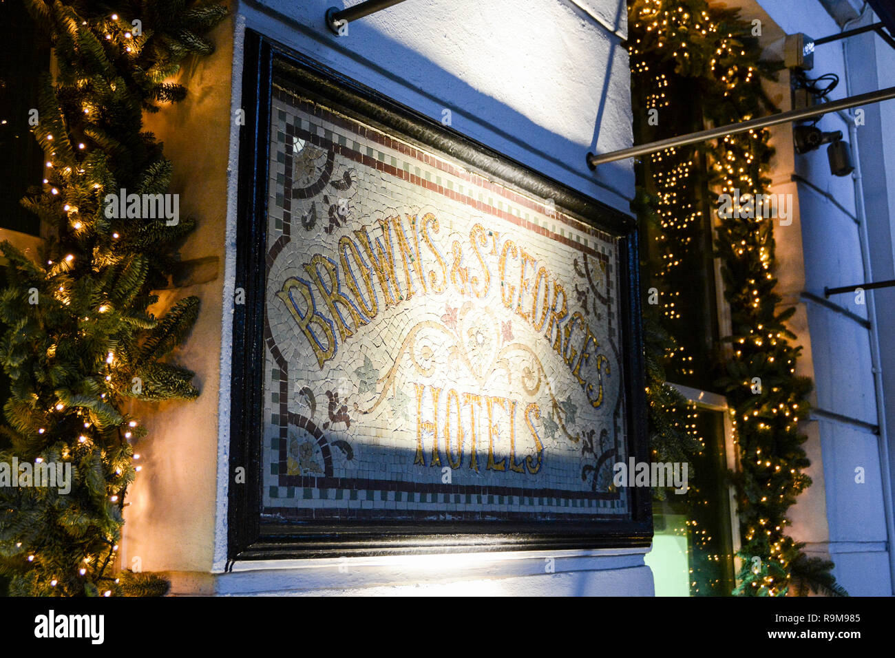 Decorazioni natalizie al di fuori del Brown’s Hotel, Albemarle Street, Mayfair, Londra, Inghilterra, REGNO UNITO Foto Stock