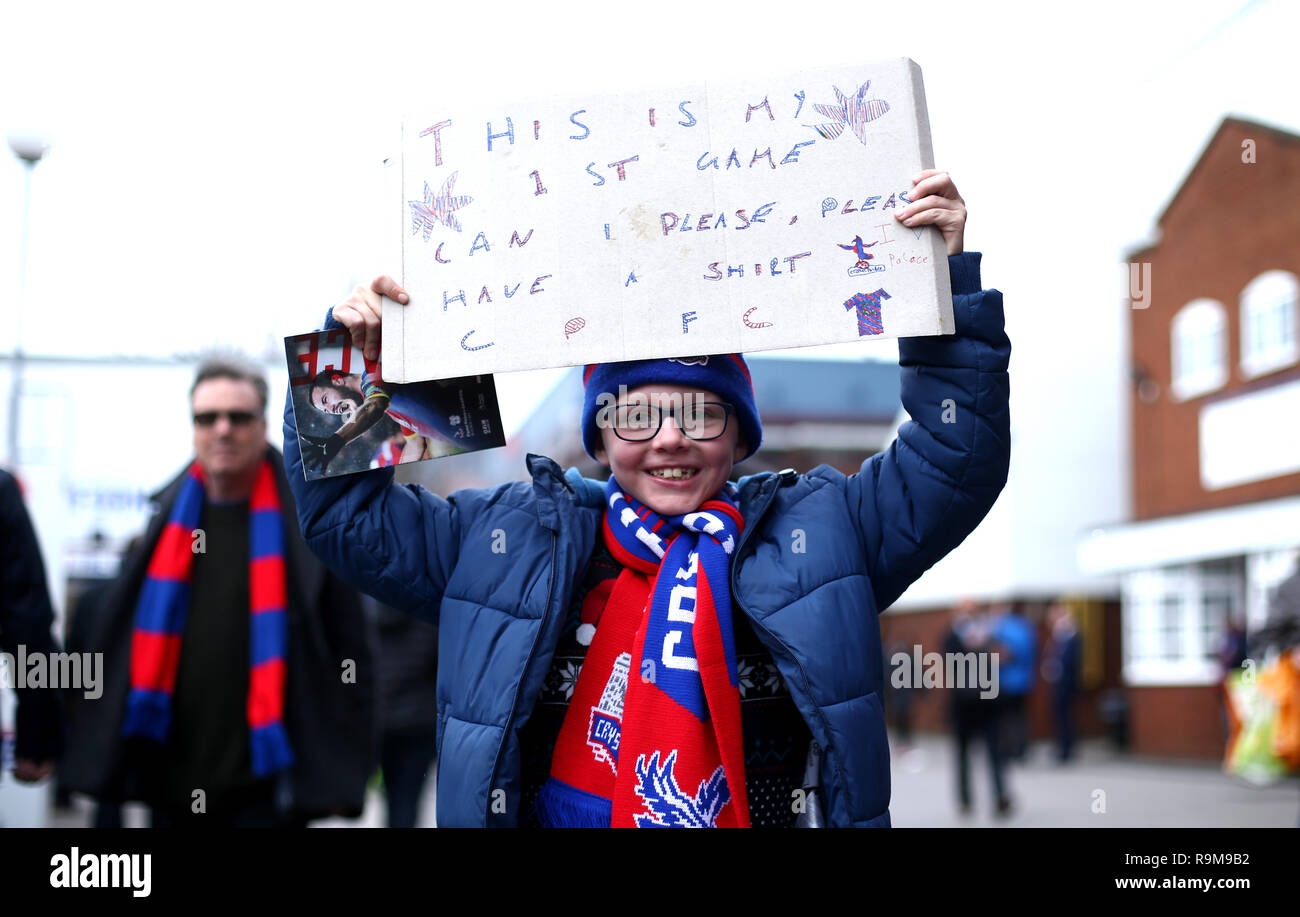 Un giovane Crystal Palace la ventola può contenere fino a firmare la lettura " Questo è il mio primo gioco posso prega, si prega di avere una maglietta' durante il match di Premier League a Selhurst Park, Londra. Foto Stock