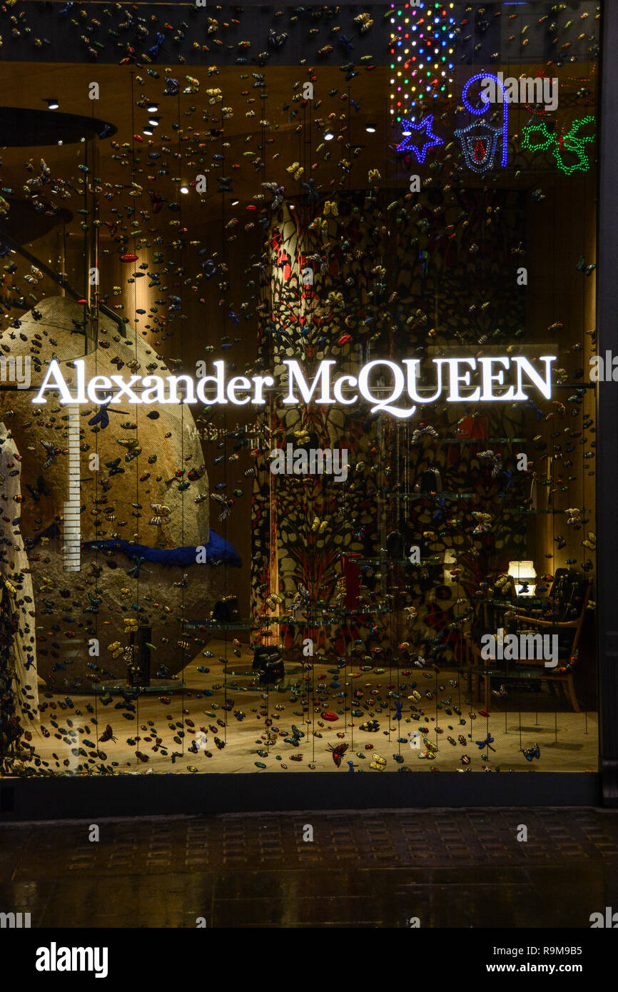 Digital Signage su Alexander Mcqueen flagship store su Old Bond Street, Londra, Inghilterra, Regno Unito Foto Stock