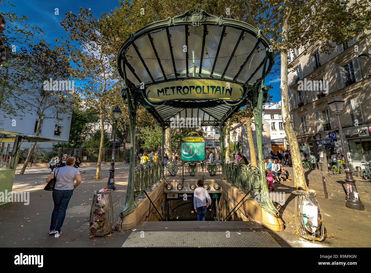 La stazione della metropolitana Abbesses a Montmartre, Parigi, l'entrata coperta di vetro della stazione o édicule è stata progettata da Hector Guimard, Parigi, Francia Foto Stock