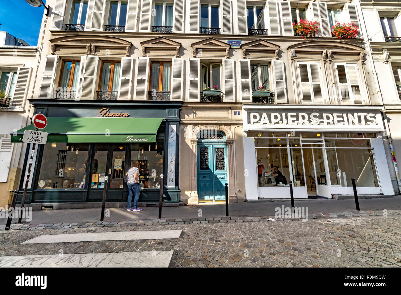 Negozi e boutique lungo Rue la Vieuville , una strada acciottolata a Montmartre, Parigi, Francia Foto Stock
