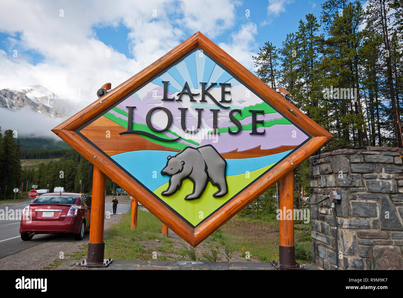 Segno di benvenuto presso il Lago Louise, il Parco Nazionale di Banff, montagne rocciose, Alberta, Canada Foto Stock