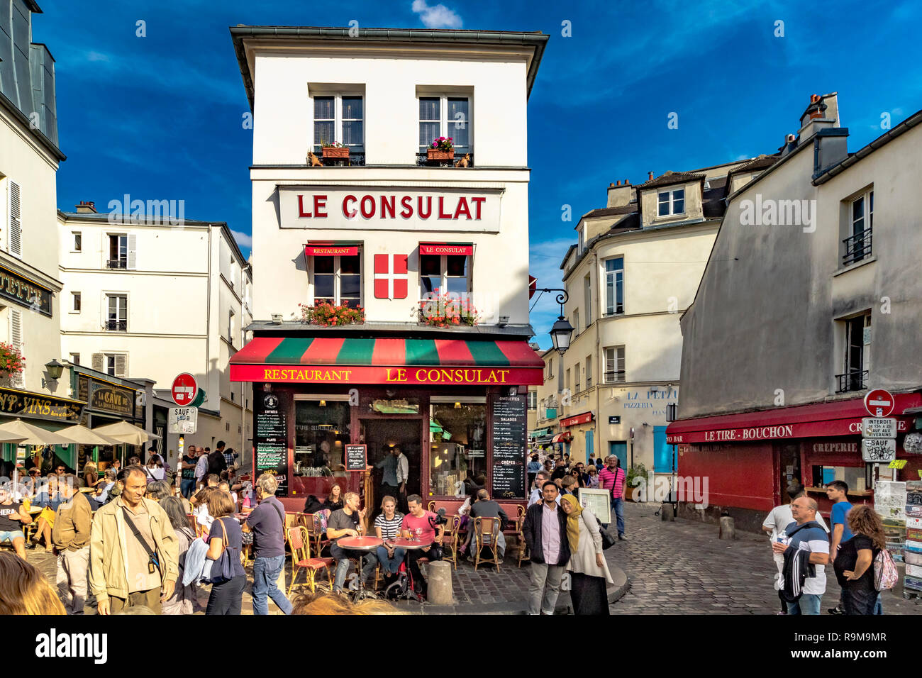 I visitatori godendo il pranzo seduti fuori il ristorante le Consulat un ristorante e bistrot su rue Norvins nel cuore di Montmartre, Parigi, Francia Foto Stock