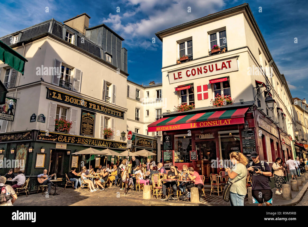 I visitatori godendo il pranzo seduti fuori il ristorante le Consulat un ristorante e bistrot su rue Norvins nel cuore di Montmartre, Parigi, Francia Foto Stock