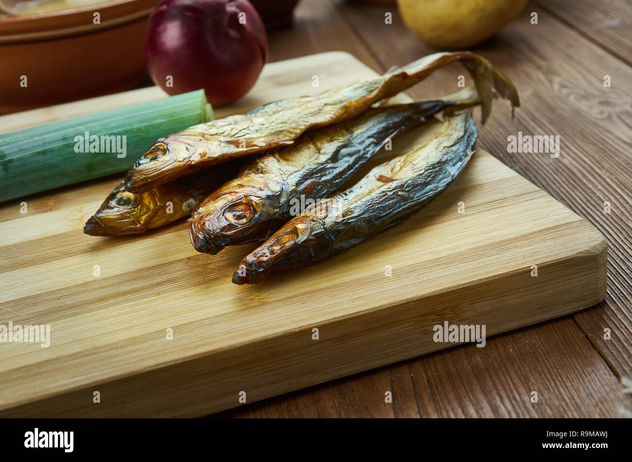 Bokling, hot-aringa affumicata simile a kipper e i bloater, cucina norvegese, tradizionali piatti assortiti, vista dall'alto. Foto Stock