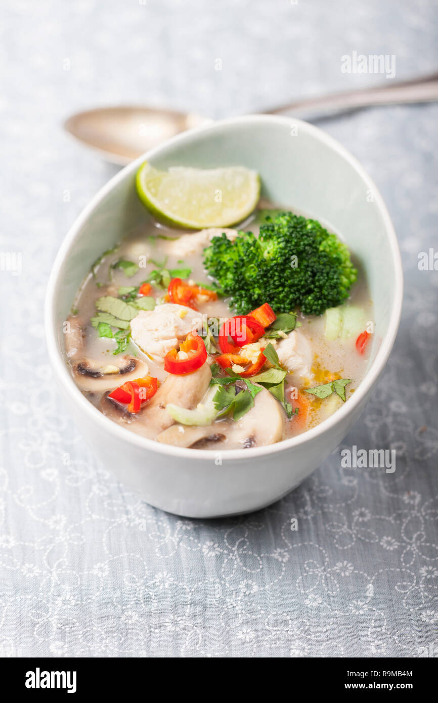 Thai tom kha gai la zuppa in una ciotola Foto Stock