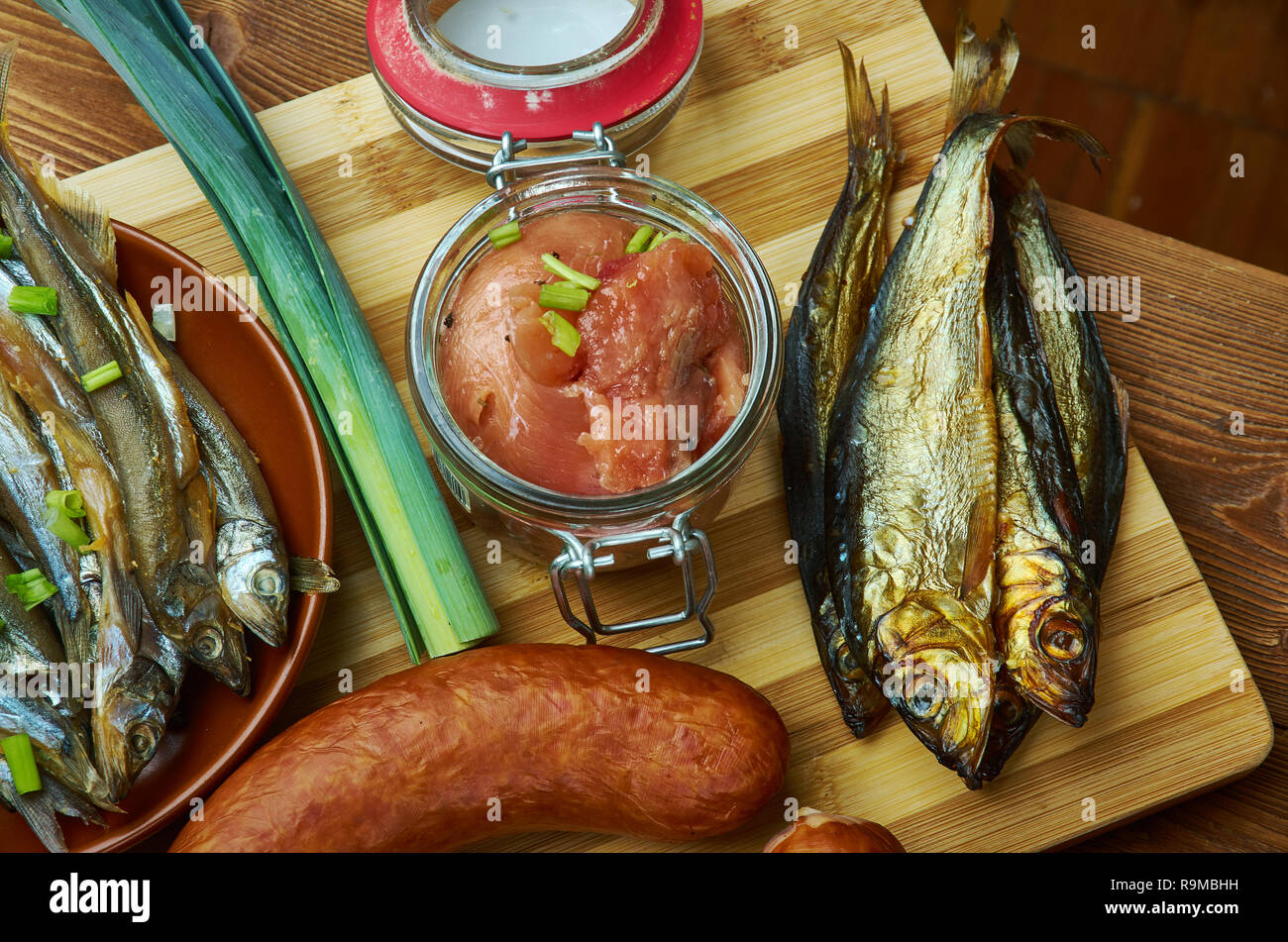 Bokling, hot-aringa affumicata simile a kipper e i bloater, cucina norvegese, tradizionali piatti assortiti, vista dall'alto. Foto Stock