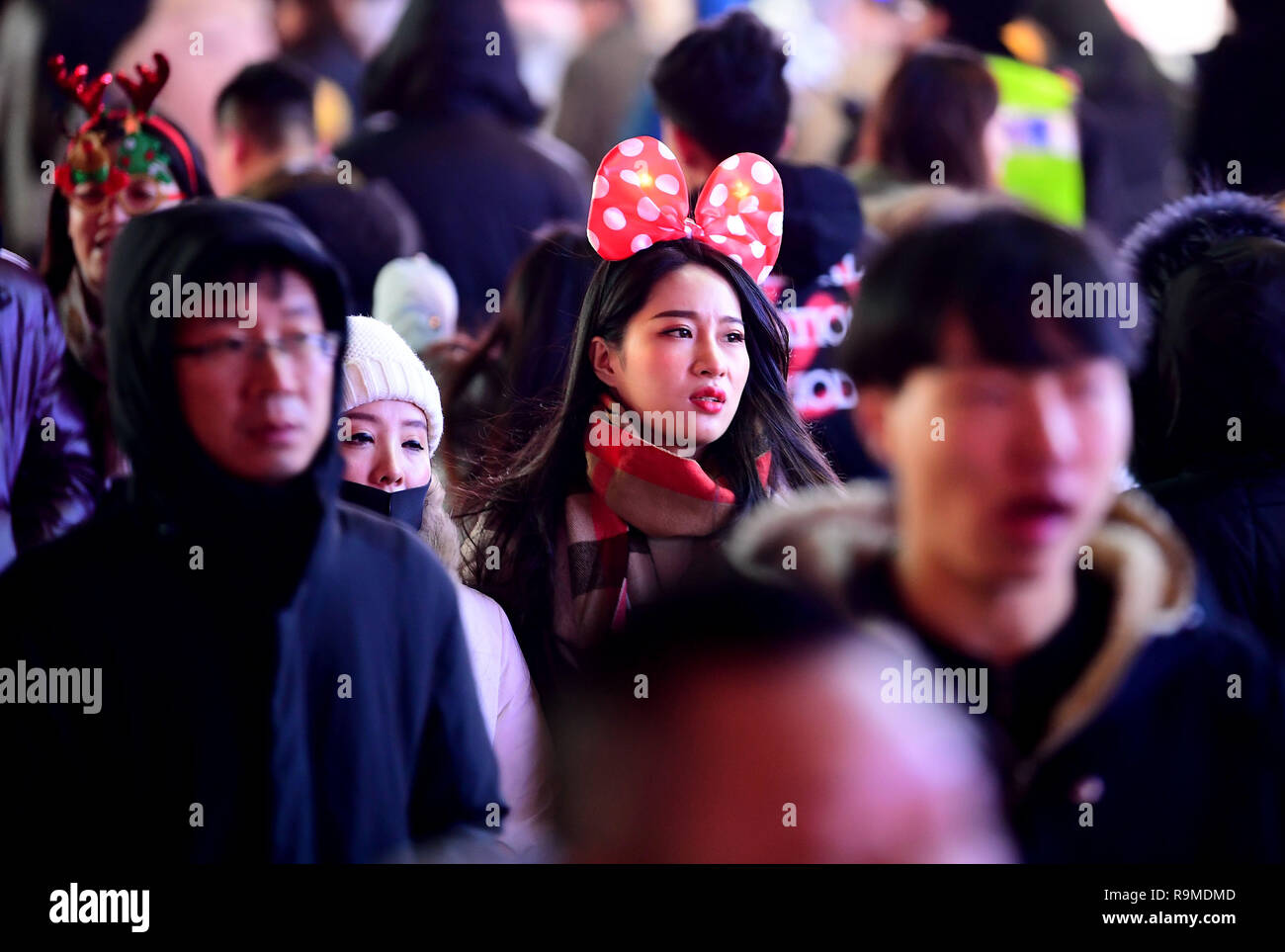 Shenyang, Shenyang, Cina. 25 Dic, 2018. Shenyang, Cina- molte persone accorrono in zona centrale a Shenyang, provincia di Liaoning, celebra il giorno di Natale. Credito: SIPA Asia/ZUMA filo/Alamy Live News Foto Stock