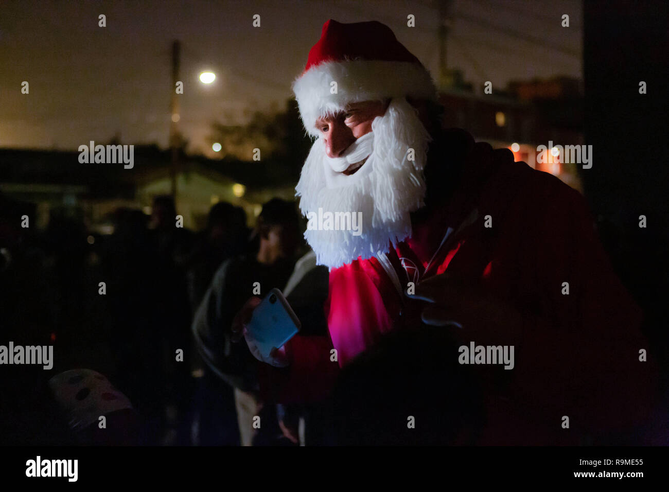 Dicembre 19, 2018 - Tijuana, Messico - Doug Mclean da Yonkers, New York è un attivista, acqua protettore e livestreamer, ha visitato il richiedente asilo di campi e consegnati beni di prima necessità per le donne e caramelle per i bambini. Santa realizzato pre-natale si arresta in corrispondenza di due dei principali di richiedente asilo camps, Benito Juarez e el Barretel, un outdoor sports complex ora detengono circa 2700 migranti. (Credito Immagine: © Michael Nigro/SOPA immagini via ZUMA filo) Foto Stock
