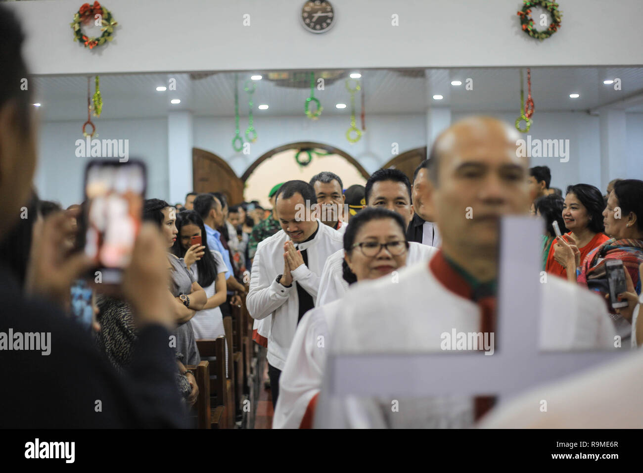 Il sindaco di Bogor, Bima Arya (C), visto visitando la chiesa nella città di Bogor, per assicurare la Messa di Natale è andato solenne e sicuro. Bima Arya ha invitato la Congregazione a pregare insieme per le vittime del disastro dello tsunami in Sunda stretto che ha ucciso 429 morti, 1.485 feriti, 154 persone erano mancanti. Foto Stock