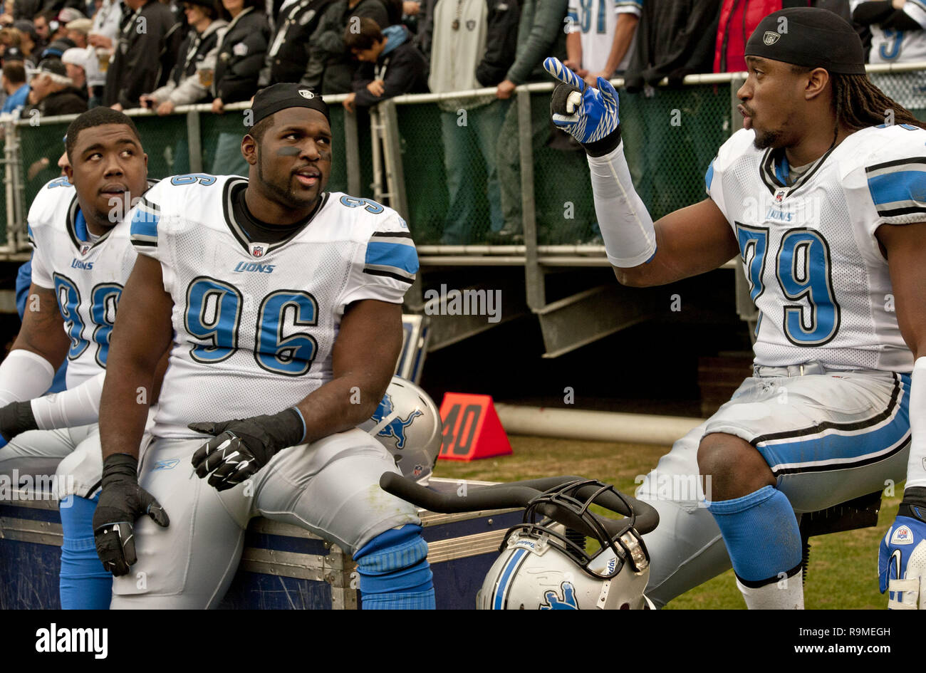 Oakland, la California, Stati Uniti d'America. Xviii Dicembre, 2011. Detroit Lions affrontare difensivo Nick Fairley (98) difensiva e affrontare Andre Fluellen (96) e difensivo fine Willie giovani (79) parlare di Domenica, 18 dicembre 2011, a Oakland-Alameda County Coliseum a Oakland, in California. I Lions sconfitti i raider 27-26. Credito: Al di Golub/ZUMA filo/Alamy Live News Foto Stock