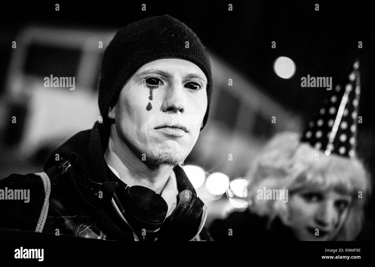 Monaco di Baviera, Germania. 25 Dic, 2018. Corrispondente con l'apertura di Monaco di Baviera Circus Krone programma invernale, attivisti per i diritti degli animali dal Aktionsgruppe Tierrechte Bayern ha organizzato una manifestazione di protesta come clown triste per protestare contro ciò che essi affermano come della società oltre cento anni di tortura animale. Il circus si celebra il suo 100° anniversario nel 2019.Il Monaco di Baviera Circus Krone è il solo circo permanente l'installazione nelle regioni di lingua tedesca di Europa, con oltre 3.000 posti a sedere. La società detiene inoltre vari concerti di grande turismo internazionale artisti, spettacoli di cabaret e vari o Foto Stock