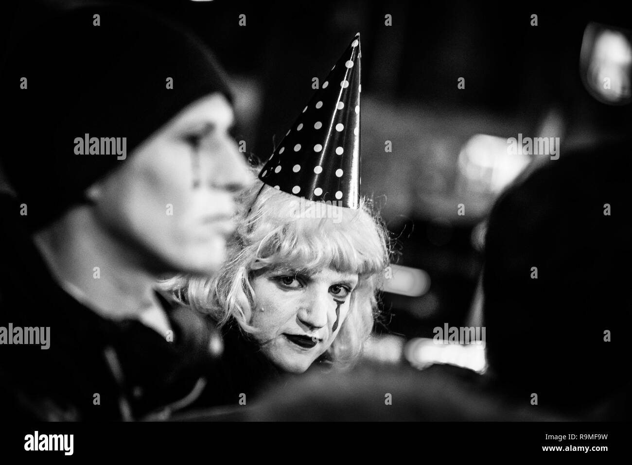 Monaco di Baviera, Germania. 25 Dic, 2018. Corrispondente con l'apertura di Monaco di Baviera Circus Krone programma invernale, attivisti per i diritti degli animali dal Aktionsgruppe Tierrechte Bayern ha organizzato una manifestazione di protesta come clown triste per protestare contro ciò che essi affermano come della società oltre cento anni di tortura animale. Il circus si celebra il suo 100° anniversario nel 2019.Il Monaco di Baviera Circus Krone è il solo circo permanente l'installazione nelle regioni di lingua tedesca di Europa, con oltre 3.000 posti a sedere. La società detiene inoltre vari concerti di grande turismo internazionale artisti, spettacoli di cabaret e vari o Foto Stock