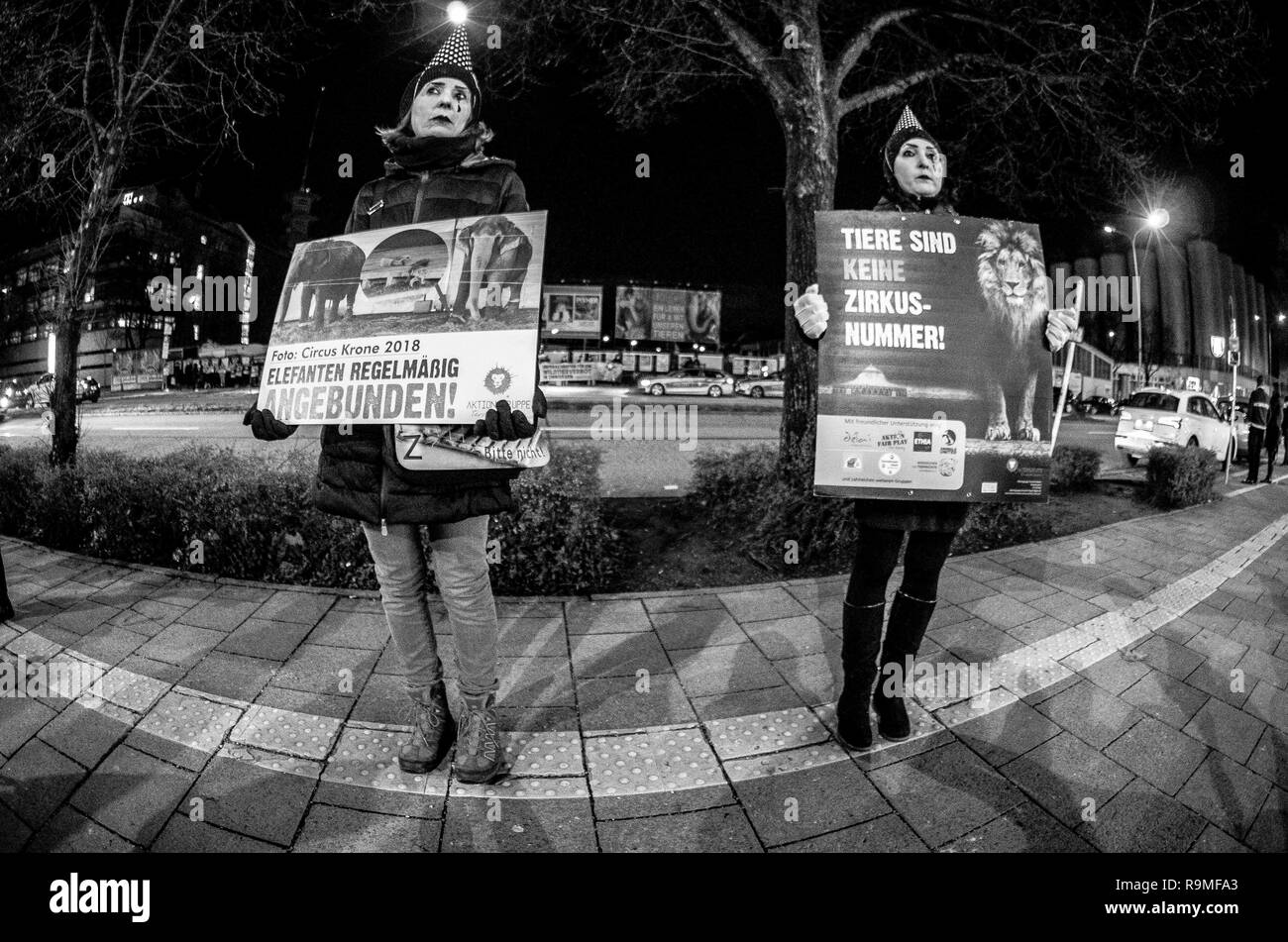 Monaco di Baviera, Germania. 25 Dic, 2018. Corrispondente con l'apertura di Monaco di Baviera Circus Krone programma invernale, attivisti per i diritti degli animali dal Aktionsgruppe Tierrechte Bayern ha organizzato una manifestazione di protesta come clown triste per protestare contro ciò che essi affermano come della società oltre cento anni di tortura animale. Il circus si celebra il suo 100° anniversario nel 2019.Il Monaco di Baviera Circus Krone è il solo circo permanente l'installazione nelle regioni di lingua tedesca di Europa, con oltre 3.000 posti a sedere. La società detiene inoltre vari concerti di grande turismo internazionale artisti, spettacoli di cabaret e vari o Foto Stock
