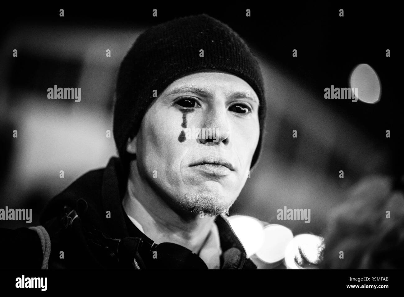 Monaco di Baviera, Germania. 25 Dic, 2018. Corrispondente con l'apertura di Monaco di Baviera Circus Krone programma invernale, attivisti per i diritti degli animali dal Aktionsgruppe Tierrechte Bayern ha organizzato una manifestazione di protesta come clown triste per protestare contro ciò che essi affermano come della società oltre cento anni di tortura animale. Il circus si celebra il suo 100° anniversario nel 2019.Il Monaco di Baviera Circus Krone è il solo circo permanente l'installazione nelle regioni di lingua tedesca di Europa, con oltre 3.000 posti a sedere. La società detiene inoltre vari concerti di grande turismo internazionale artisti, spettacoli di cabaret e vari o Foto Stock