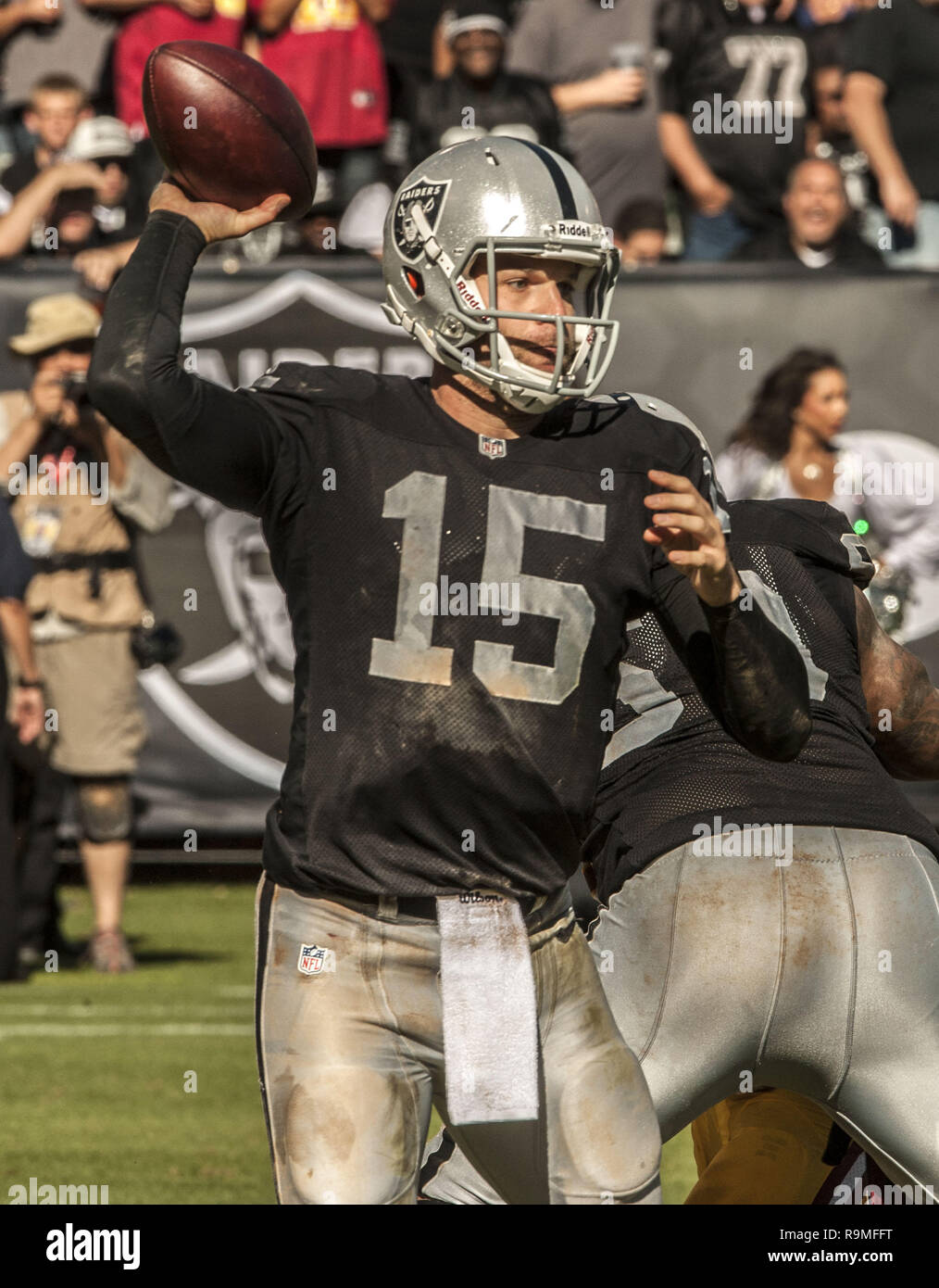 Oakland, la California, Stati Uniti d'America. Il 29 settembre, 2013. I raider di Oakland quarterback Matt Flynn (15) passa la sfera di Domenica, Settembre 29, 2013, a Oakland, in California. Le pellerosse sconfitto i raider 24-14. Credito: Al di Golub/ZUMA filo/Alamy Live News Foto Stock