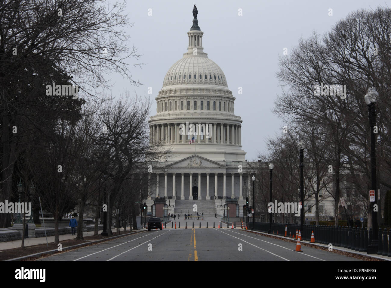 Washington, DC, Stati Uniti d'America. 25 Dic, 2018. Parte anteriore orientale degli Stati Uniti Campidoglio si vede guardando verso di esso da Down East Capitol Street. Credito: Evan Golub/ZUMA filo/Alamy Live News Foto Stock