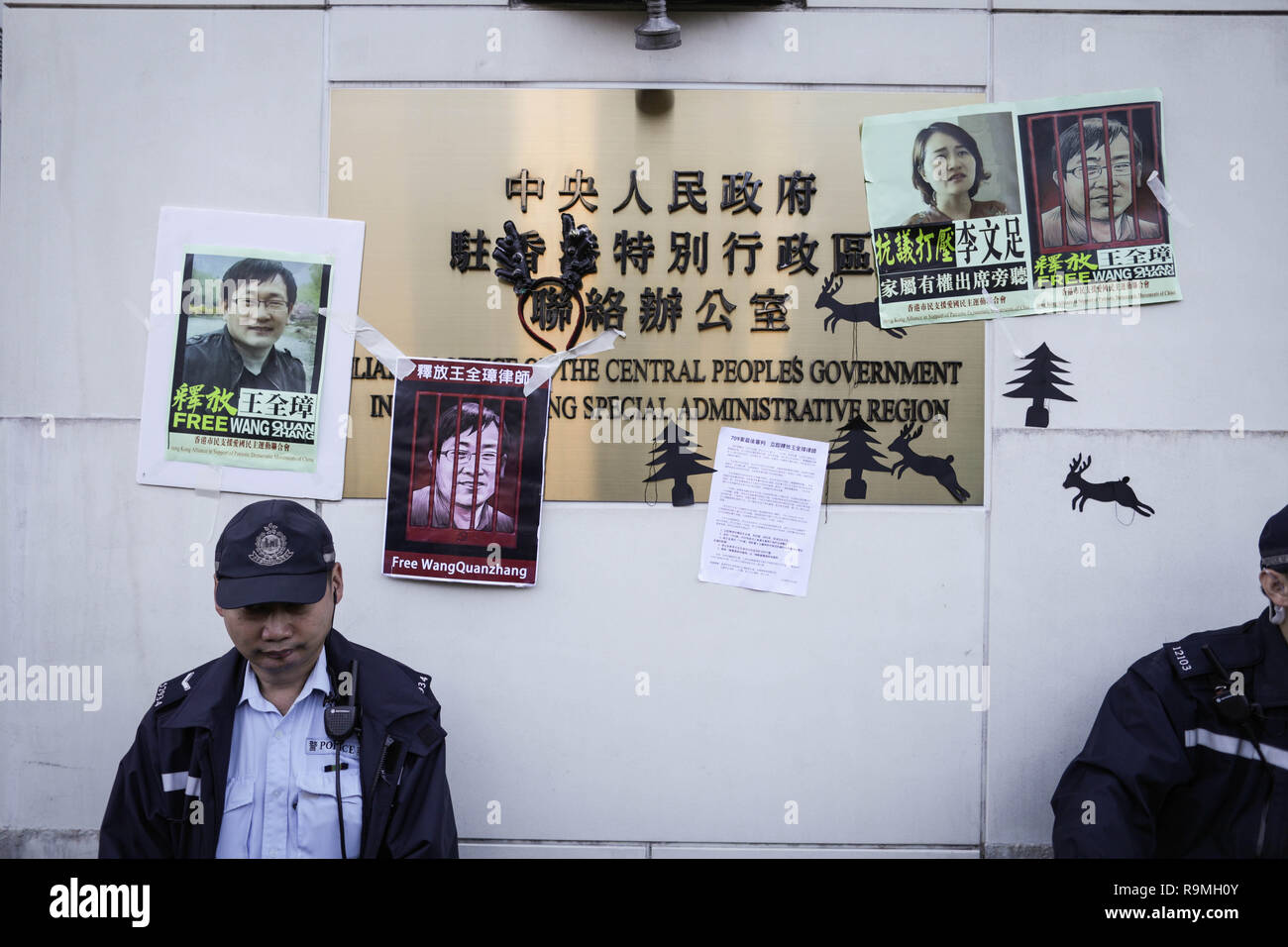 Hong Kong, Cina. 26 dicembre, 2018. Un funzionario di polizia visto in piedi durante la dimostrazione. Gli attivisti e gruppi politici arrivare in Cina Liaison Office di Hong Kong per protestare contro la repressione nei confronti degli avvocati dei diritti umani in Cina. Nel 2015, oltre 200 avvocati e dissidenti sono stati trattenuti su tutto il territorio nazionale, noto come '709' repressione, su coloro che hanno preso i diritti civili casi considerati sensibili dalle autorità cinesi. Credito: SOPA Immagini limitata/Alamy Live News Foto Stock