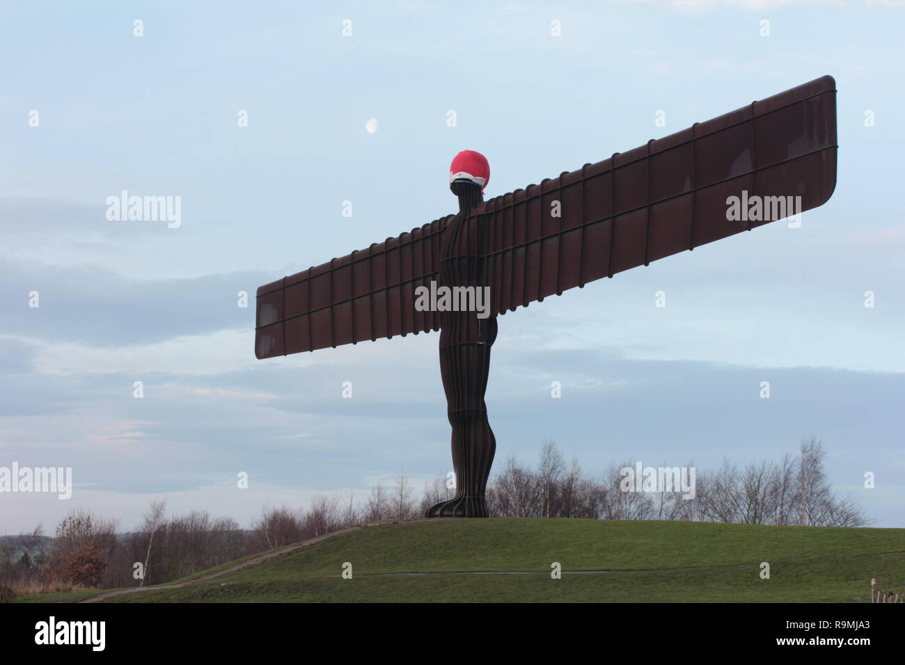 Gateshead, Newcastle upon Tyne, Regno Unito. 26 dicembre, 2018. Angelo del Nord con Santa Claus Hat & Luna - Gateshead - Angelo del Nord. Newcastle upon Tyne, Regno Unito 26 dicembre 2018. DavidWhinham/AlamyLive Foto Stock