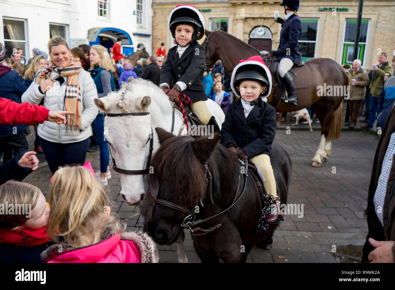 Leominster, Herefordshire, UK. Il 26 dicembre, 2018. Henry Graham (sinistra) e Leonard Graham (destro) i due giovanissimi a cavallo sono visibili nella piazza di mais con i membri del nord Herefordshire caccia come parte dell'annuale tradizione di Natale del Boxing Day Hunt si incontrano a Leominster il 26 dicembre 2018. Credito: Jim legno/Alamy Live News Foto Stock