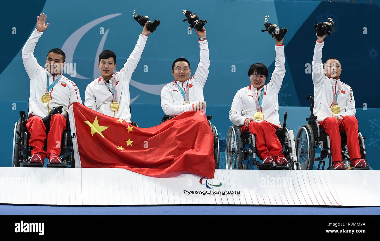 (181226) -- PECHINO, Dic 26, 2018 (Xinhua) -- File foto scattata il 17 marzo 2018 mostra gold medalists, della Cina di Wang Haitao, Chen Jianxin, Liu Wei, Wang Meng e Zhang Qiang (L a R) celebrare sulla cerimonia di premiazione dopo un 6-5 vincere in tutta la Norvegia nel curling in carrozzella finale al 2018 PyeongChang i Giochi Paraolimpici Invernali a Gangneung, Corea del Sud. È la prima medaglia (e un oro a quello) per la delegazione cinese nella storia dei Giochi Paralimpici Invernali. (Xinhua/Xia Yifang) TOP 10 SPORT CINESE NEWS EVENTI 2018 Foto Stock