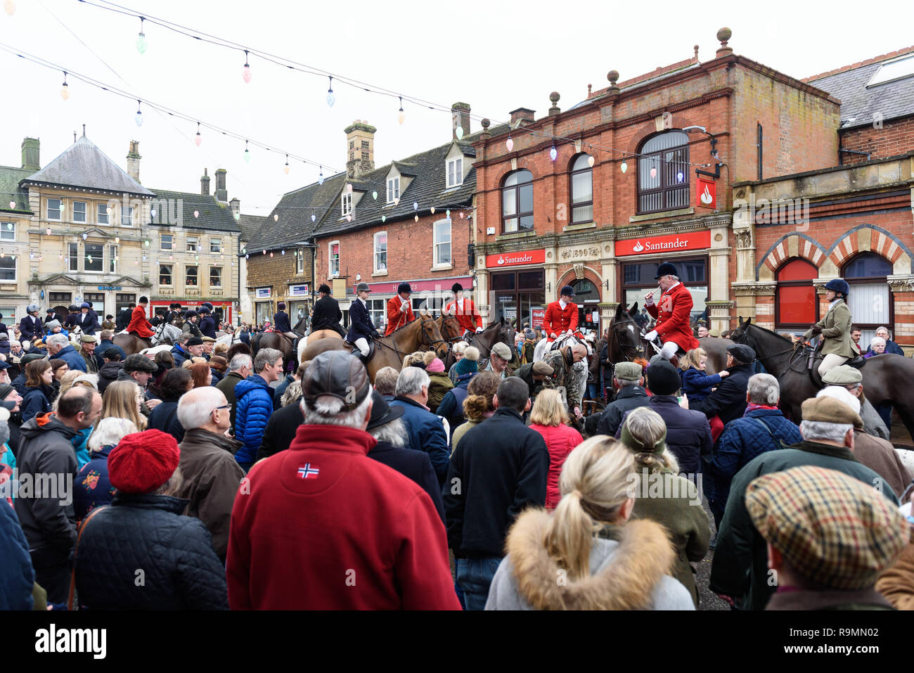 La folla si riuniscono nella piazza del mercato a Oakham. La suoneria Cottesmore Boxing Day si incontrano a Oakham, mercoledì 26 dicembre 2018 © 2018 Nico Morgan. Tutti i diritti riservati Foto Stock