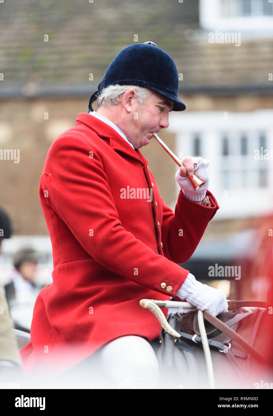 Cottesmore Huntsman Andrew Osborne. La suoneria Cottesmore Boxing Day si incontrano a Oakham, mercoledì 26 dicembre 2018 © 2018 Nico Morgan. Tutti i diritti riservati Foto Stock