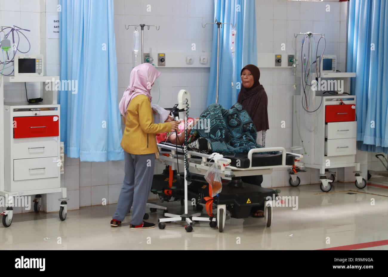 (181226) -- BANTEN, Dic 26, 2018 (Xinhua) -- un tsunami vittima riceva cure mediche a Berkah ospedale generale di Pandeglang della provincia di Banten, Indonesia, Dic 26, 2018. Lo tsunami ha colpito il distretto di Pandeglang e Serang della provincia di Banten e Lampung Selatan distretto della provincia di Lampung, uccidendo oltre 400 persone e il ferimento di almeno 1.400 altri finora. (Xinhua/Zhang Keren) Foto Stock