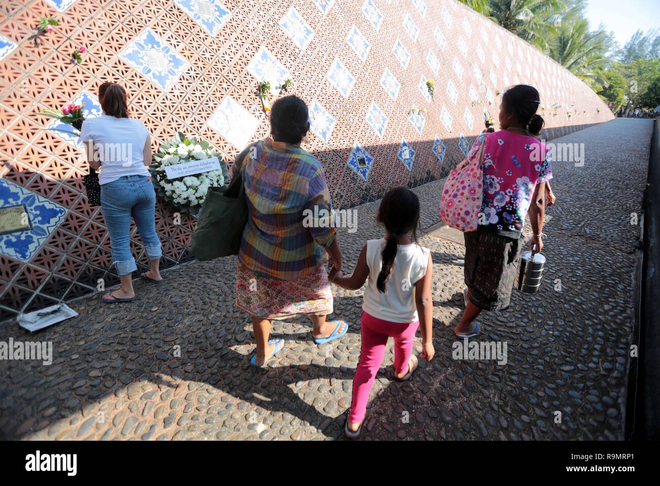 (181226) -- PHANGNGA (Thailandia), Dicembre 26, 2018 (Xinhua) -- persone piangono vittime dell'Oceano Indiano Tsunami nel 2004 a Ban Nam Khem Tsunami Memorial Park di Ban Nam Khem comunità, Phangnga provincia, Thailandia, a Dic. 26, 2018. La Tailandia ha segnato il XIV anniversario dell'Oceano Indiano tsunami che ha provocato pesanti perdite. Un terremoto di magnitudine 9.0 del 26 dicembre, 2004 innescato un'onda alta come 17.4 metri che spazzato a terra in più di una dozzina di paesi attorno all'Oceano Indiano rim, lasciando più di 230.000 morti. Più di 5 mila persone sono state uccise in Thailandia, circa la metà dei quali wer Foto Stock