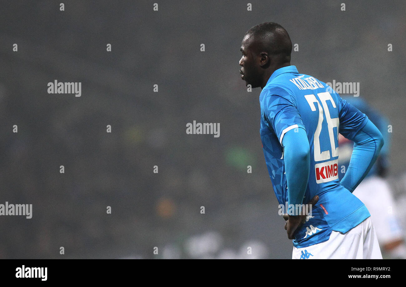 Milano, Italia. Il 26 dicembre, 2018. Foto Spada/LaPresse 26 dicembre 2018 Milano ( Italia ) sport calcio Inter vs Napoli - Campionato di calcio di Serie A TIM 2018/2019 - Stadio San Siro nella foto: Foto koulibaly Spada/LaPresse dicembre 26 , 2018 Milano ( Italia ) sport soccer Inter vs Napoli - Italian Football Championship League A TIM 2018/2019 - San Siro in pic: koulibaly Credito: LaPresse/Alamy Live News Foto Stock
