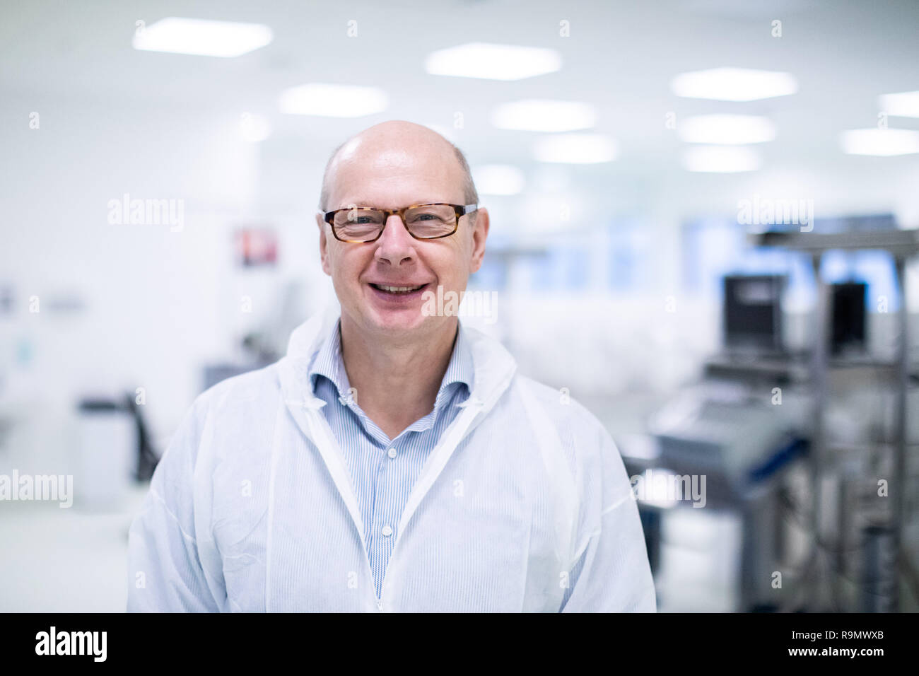 Hagen, Germania. 03 Dic, 2018. Andreas Grolle, medico responsabile di produzione e specialista in medicina trasfusionale, si trova in stabilimento di produzione di prodotti a base di sangue. Come la più grande banca del sangue in Europa, la creazione della DRK-ovest in Hagen è nuovo per l'inizio e serve molte cliniche e migliaia di pazienti in diversi stati federali. (A DPA-KORR: 'più grande banca del sangue in Europa: frigorifero completo anche per situazioni di crisi" del 27.12.2018) Credito: Marcel Kusch/dpa/Alamy Live News Foto Stock