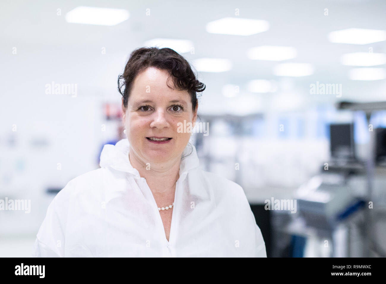 Hagen, Germania. 03 Dic, 2018. Garnett succhiare, capo della produzione/preparazione DRK-Blutspendedienst Ovest, si trova in stabilimento di produzione di prodotti a base di sangue. Come la più grande banca del sangue in Europa, la creazione della DRK-ovest in Hagen è nuovo per l'inizio e serve molte cliniche e migliaia di pazienti in diversi stati federali. (A DPA-KORR: 'più grande banca del sangue in Europa: frigorifero completo anche per situazioni di crisi" del 27.12.2018) Credito: Marcel Kusch/dpa/Alamy Live News Foto Stock