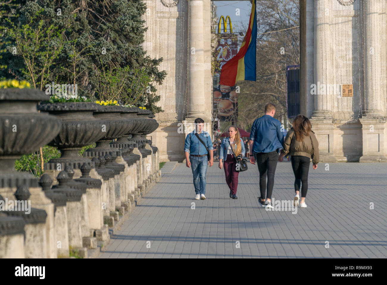 CHISINAU in Moldova - Aprile 13, 2018: persone che camminano nella Grande Assemblea Nazionale Square a Chisinau in Moldova. Foto Stock