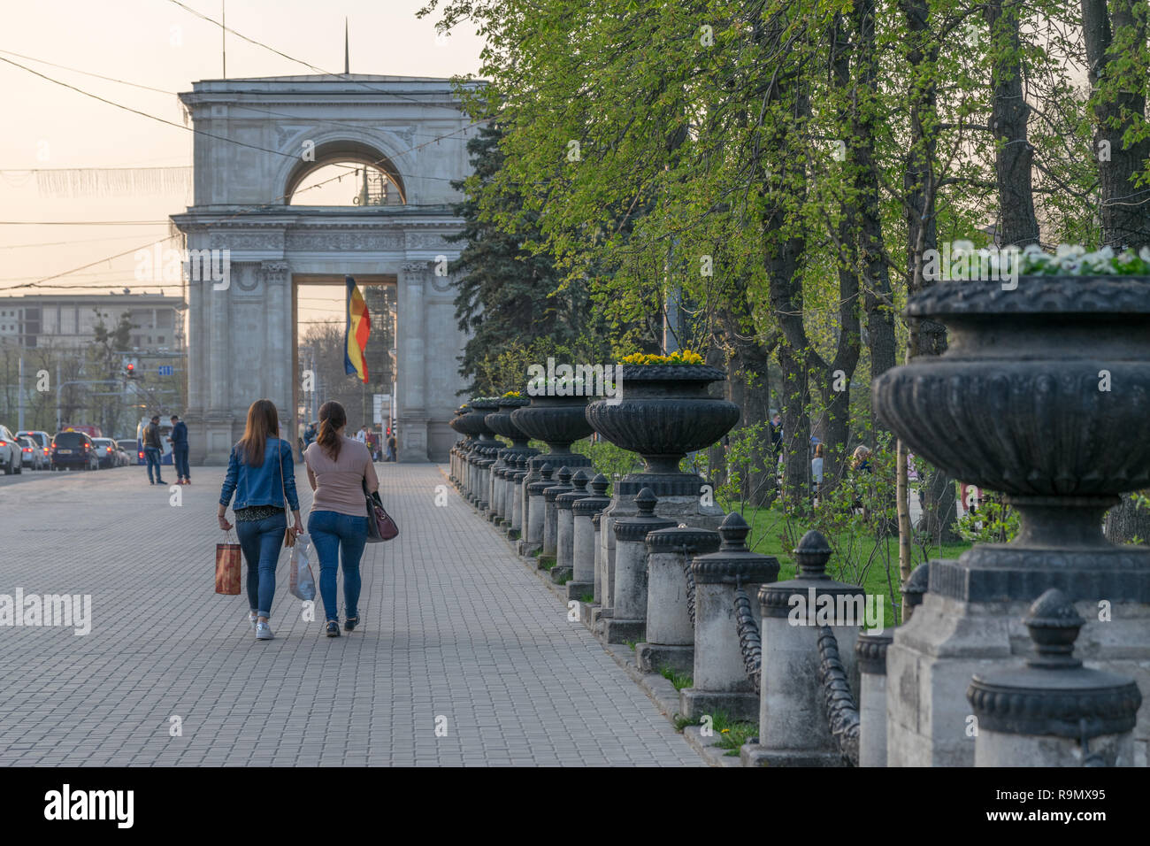 CHISINAU in Moldova - Aprile 13, 2018: persone che camminano nella Grande Assemblea Nazionale Square a Chisinau in Moldova. Foto Stock