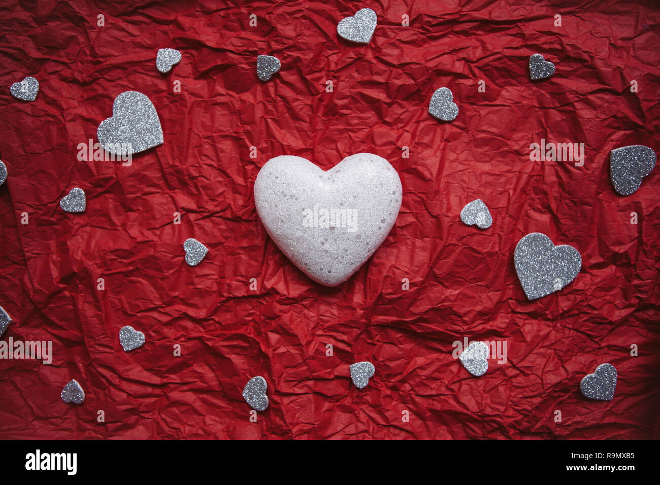 Sfondo di festa con molti cuori per il giorno di San Valentino o un'altra vacanza o un evento di amore. Al centro è un grande cuore bianco. Foto Stock