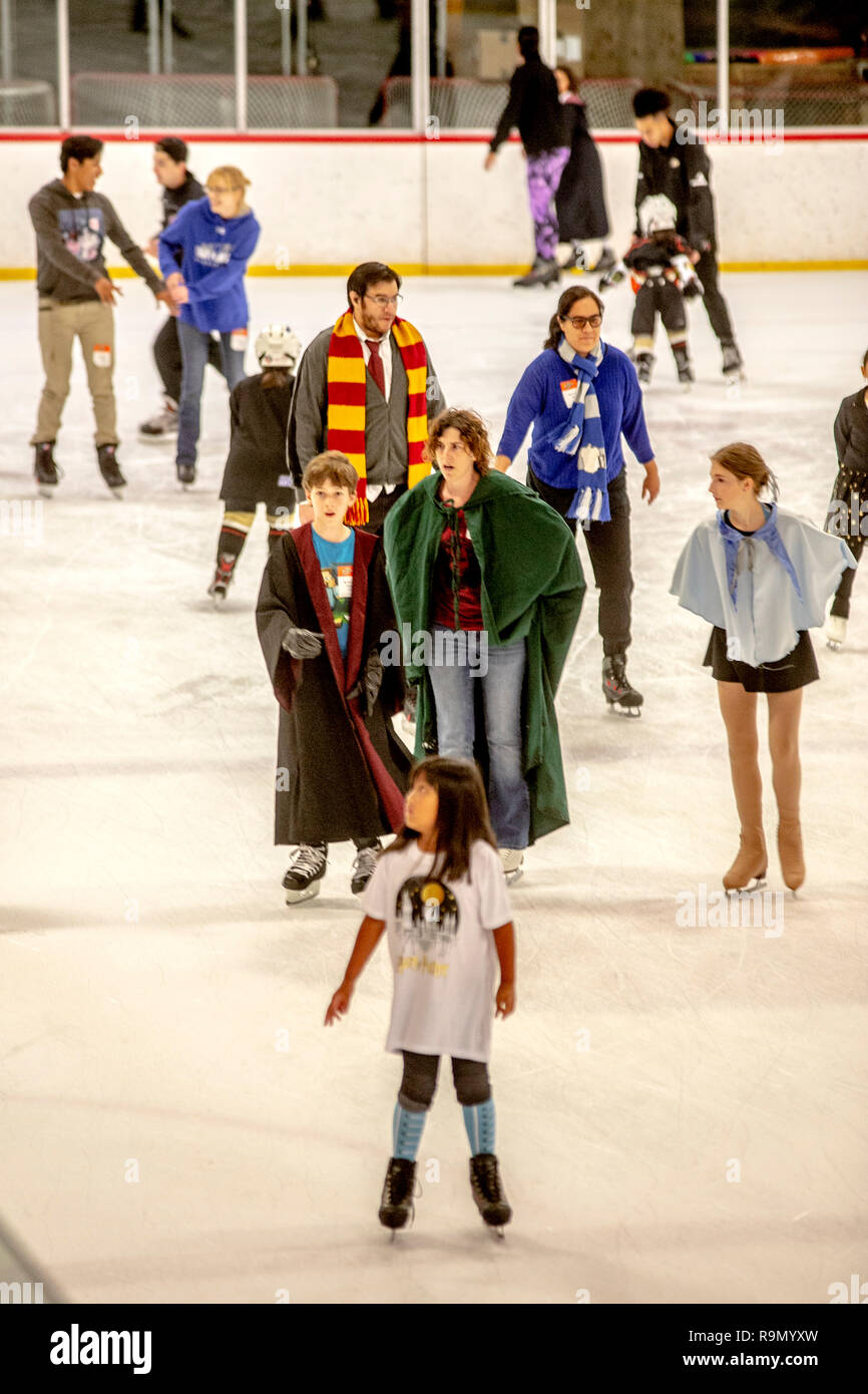 Procedura guidata di indossare le vesti e le sciarpe Grifondoro, Harry Potter prenota devoti di partecipare in una pista di pattinaggio sul ghiaccio evento in onore della autrice J.K. Rowling in Anaheim, CA. Foto Stock