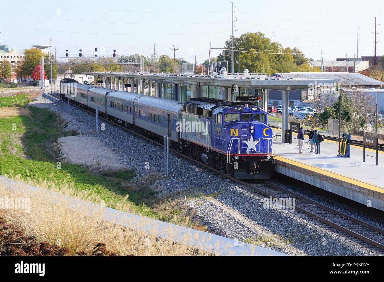 Raleigh, North Carolina, Stati Uniti d'America - 23 Novembre 2018: Piemonte servizio del treno tra Raleigh e Charlotte, NC. Azionato da Amtrak. Foto Stock