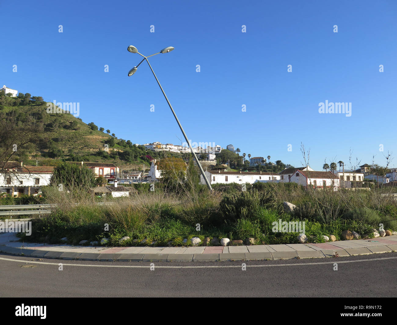 Lampada pendente post sulla rotonda quattro anni dopo le alluvioni il 28 settembre 2012 a Alora, Andalusia Foto Stock