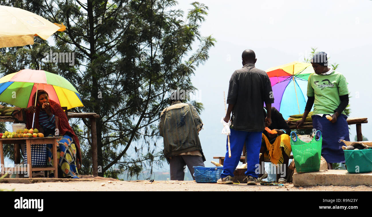 I fornitori che vendono frutta e spuntini lungo la strada nel Ruanda occidentale. Foto Stock