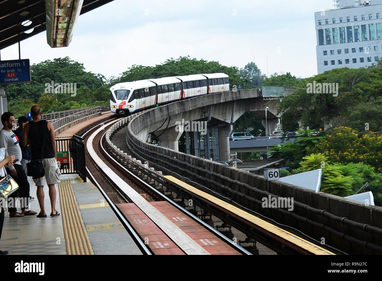 Sulla piattaforma di LRT a KL Sentral station. Foto Stock
