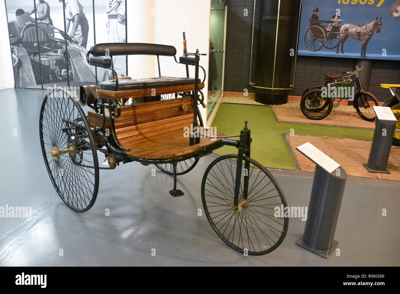 1886 Benz. La replica della prima vettura presso il British Motor Museum, Gaydon, Warwickshire, Regno Unito Foto Stock