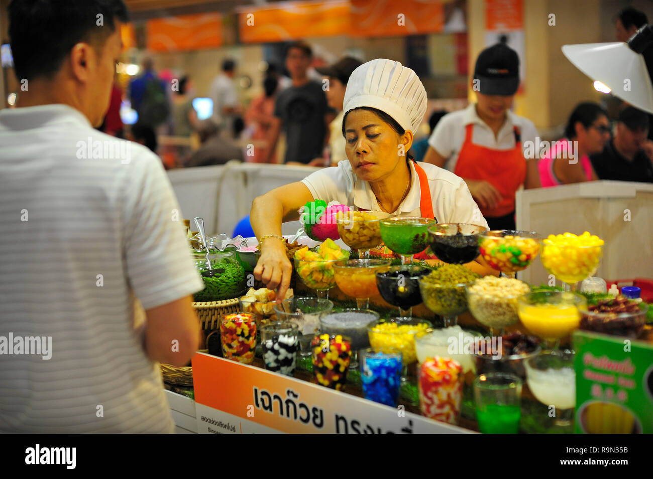 Food Hall centrale di Festival Mall Pattaya Thailandia Foto Stock