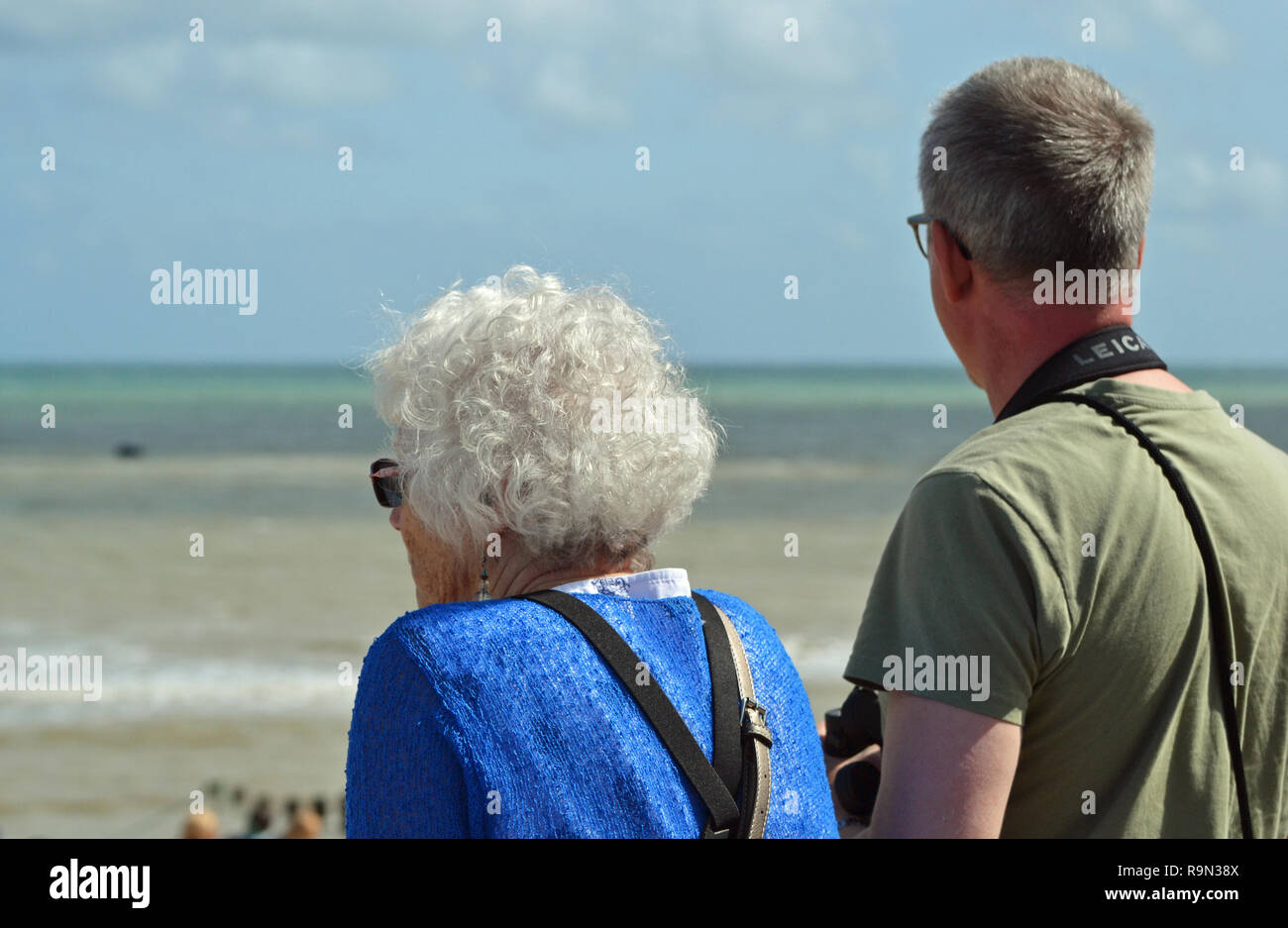 L'uomo con la vecchia signora guardando Eastbourne Airbourne Air Show, East Sussex, England, Regno Unito Foto Stock