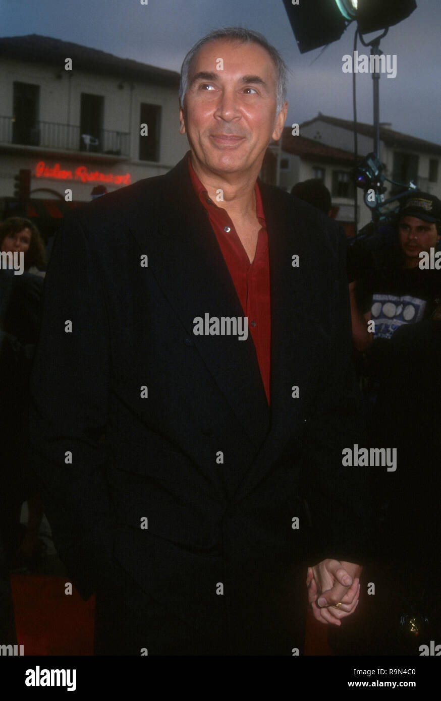 WESTWOOD, CA - 13 giugno: Attore Frank Langella assiste la Columbia Pictures' 'l'ultima azione Hero' il 13 giugno 1993 al Mann Village Theatre di Westwood, California. Foto di Barry re/Alamy Stock Photo Foto Stock