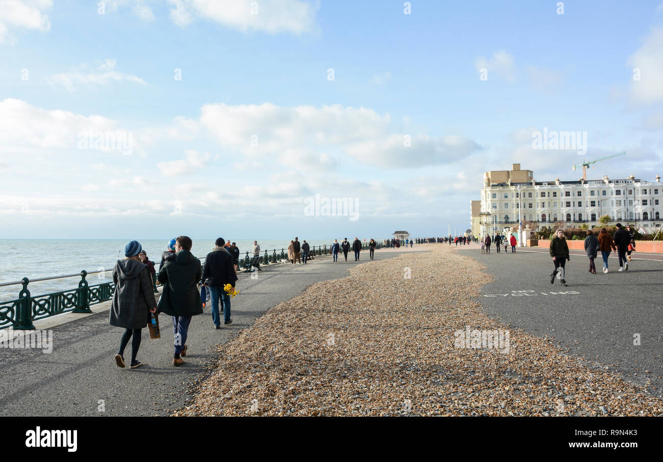 Sassolini lanciati sul lungomare di Brighton dal brutto tempo, East Sussex, England, Regno Unito Foto Stock