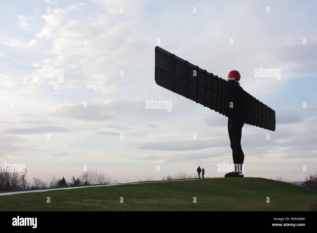 Angelo del Nord con Babbo Natale Hat & Luna - Gateshead - Angelo del Nord. Newcastle upon Tyne, Regno Unito 26 dicembre 2018. DavidWhinham/AlamyLi Foto Stock