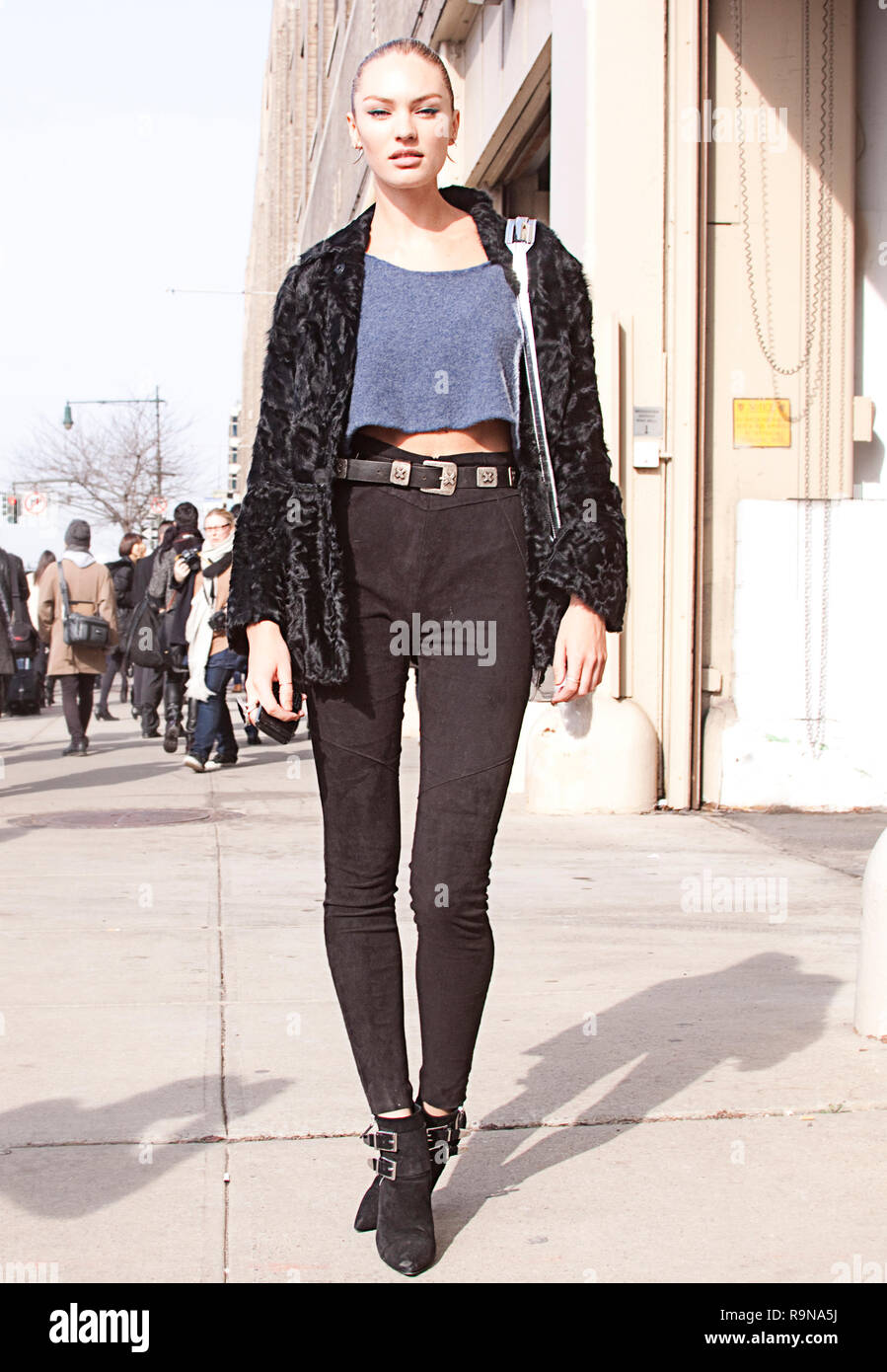 Modello di moda street style durante la settimana della moda di new york Foto Stock
